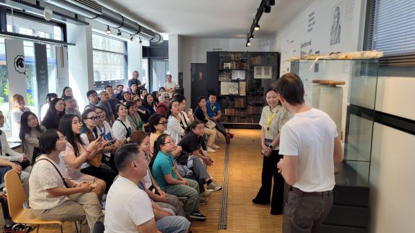 Ein Blick in das Bibelzentrum. Auf Stühlen sitzen viele mongolische Christen und lauschen gespannt der Kurzführung durch das Bibel-Museum