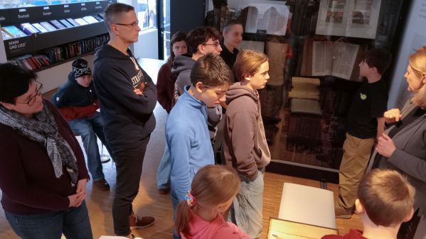 Die PAULusFREAks entdecken verschiedene Bibelausgaben. Die Paulusfreaks entdecken das Bibelzentrum